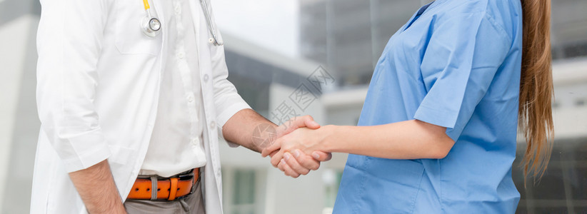 医生与护士友好握手图片