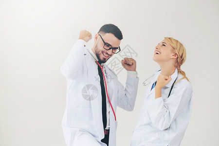 两名医生一起庆祝图片