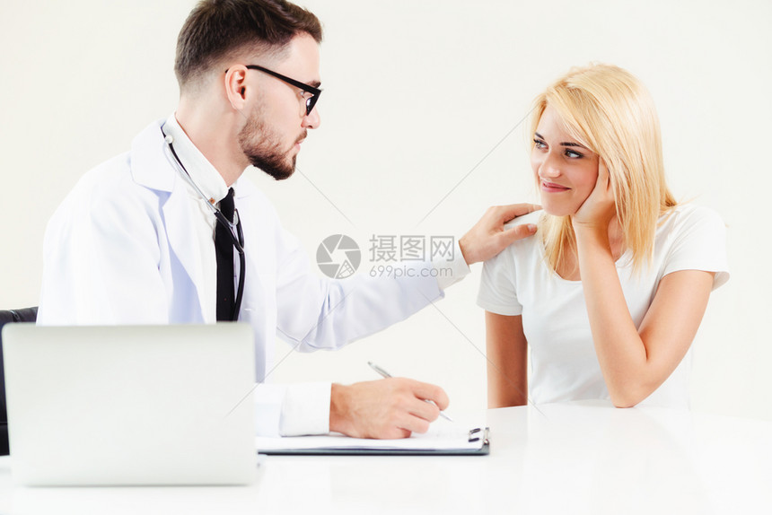 医生正与患者交谈图片