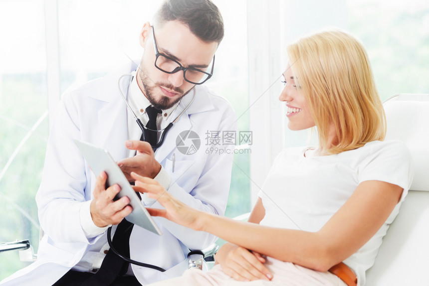 医生正在给病人看检查报告图片
