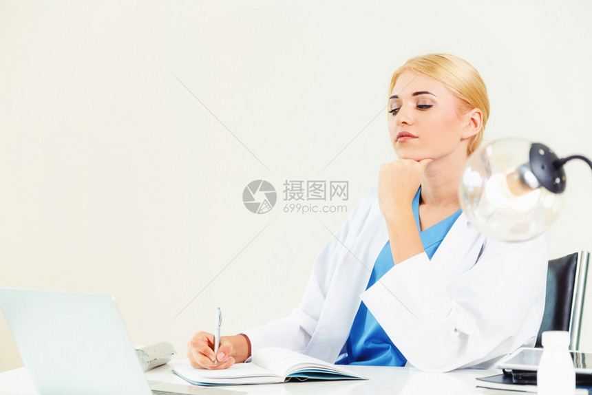在医院办公室工作的女医生图片