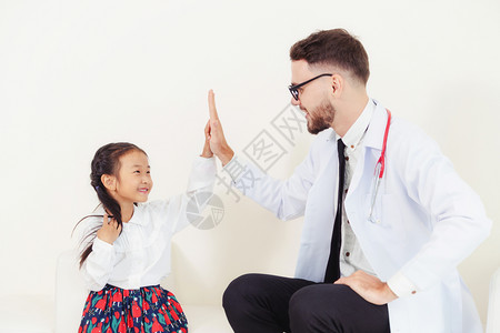 医生与小孩子开心的击掌图片