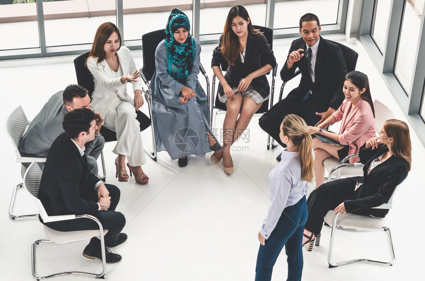 企业女商人和参加人员在办公室举行的小组会议图片