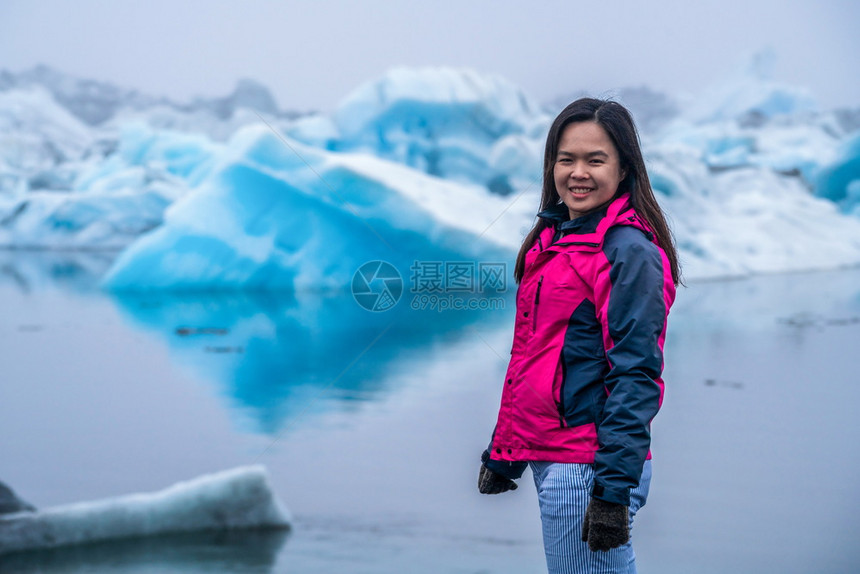 在北冰洋旅游的女性图片