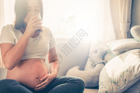 孕妇喝牛奶以换取肚子里婴儿骨头强健图片