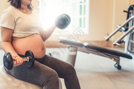 怀孕期间的孕妈妈做锻炼图片