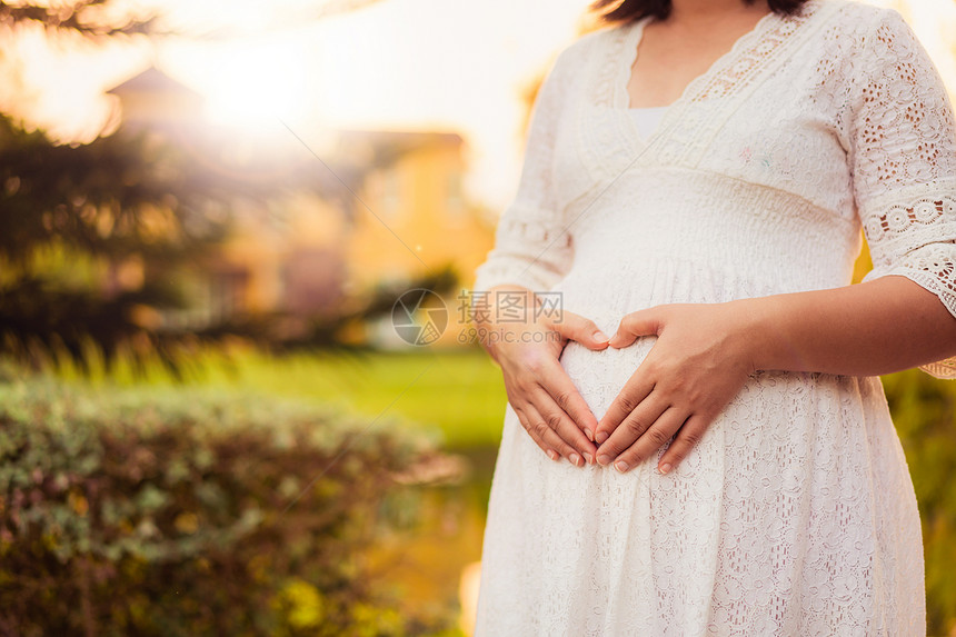 怀孕期间的孕妈妈在公园散步图片