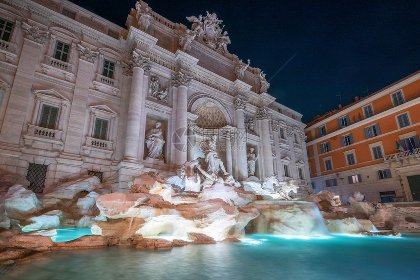 吸引观光游客到访的意大利最著名喷泉之一图片