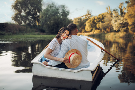 情侣在公园划船约会图片