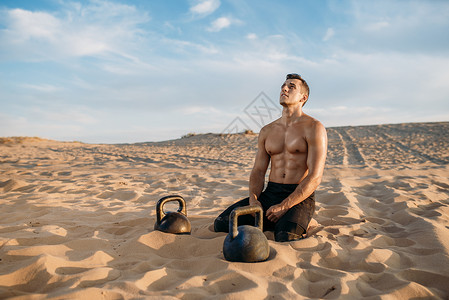 在沙漠运动完休息的男子图片
