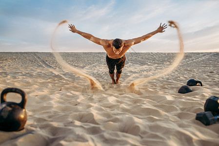 男子在沙漠做俯卧运动的飞沙效果图片
