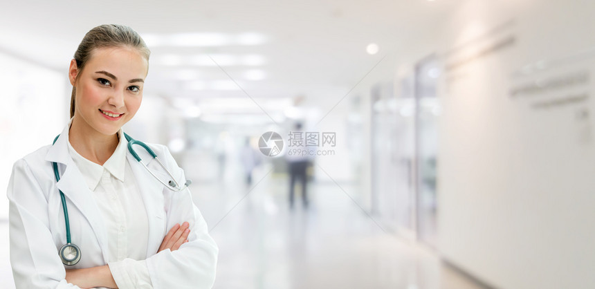 在医院办工作的工作人员图片