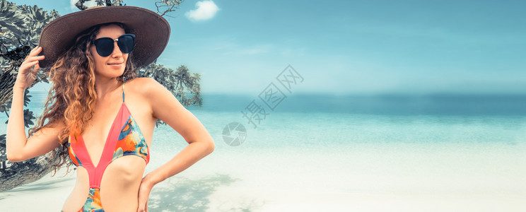 夏夏天在热带沙滩的泳装美女图片