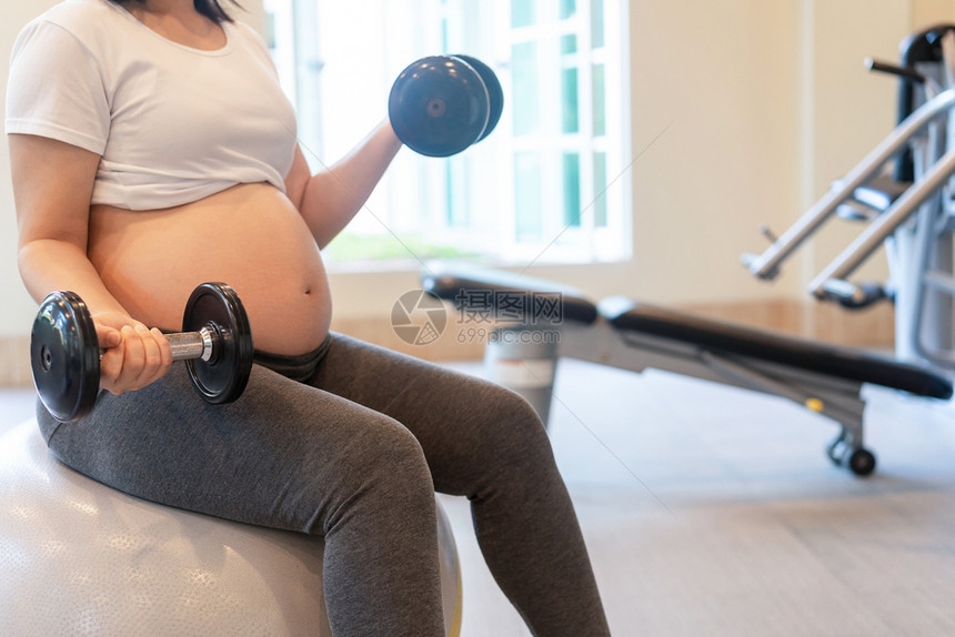 怀孕期间的孕妈妈在做锻炼图片