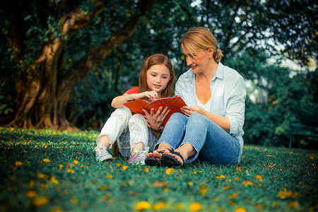 公园里母亲和孩子看书学习图片