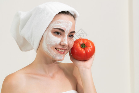 美女用番茄奶油面膜治疗痤疮图片