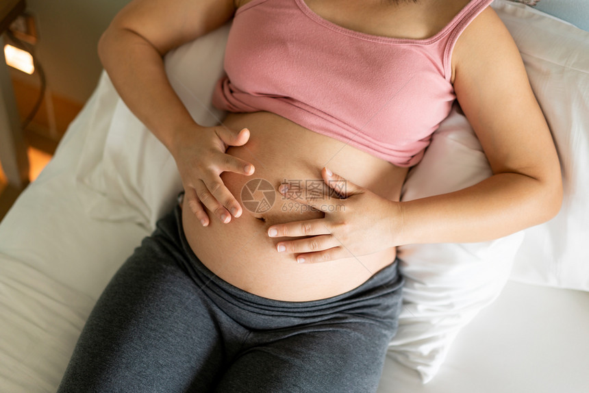 年轻孕妇在怀期间图片