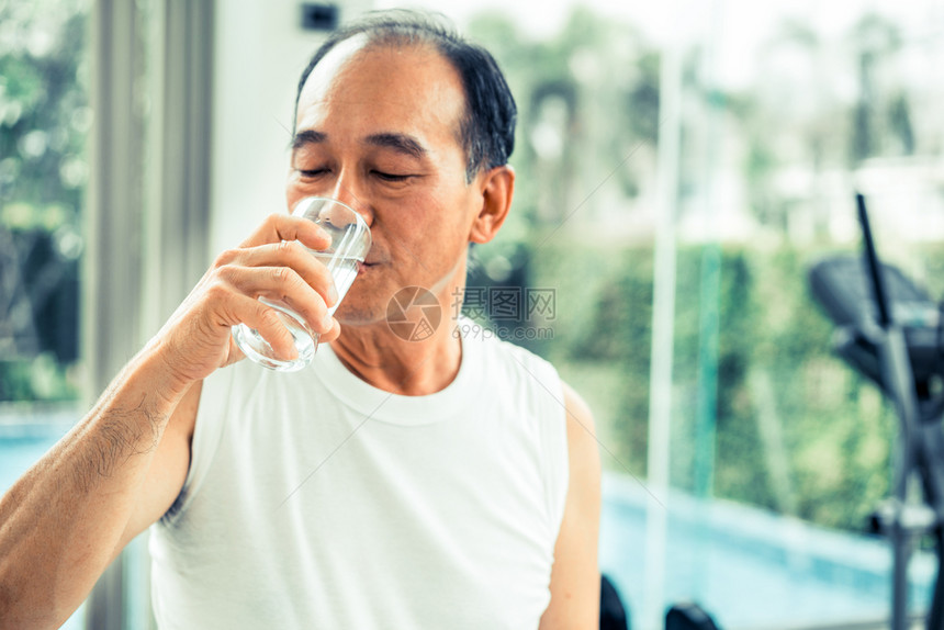 老年人在健身房锻炼身体图片