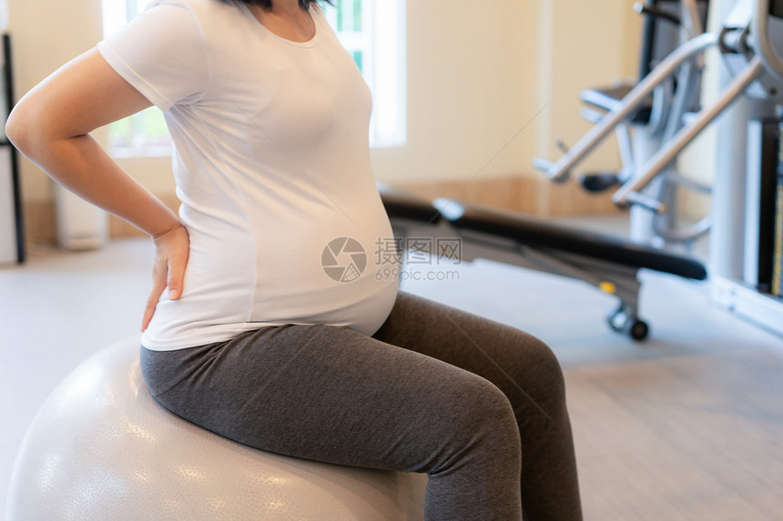 孕妇在健身房锻炼身体图片