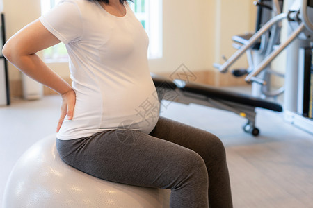 孕妇在健身房锻炼身体图片