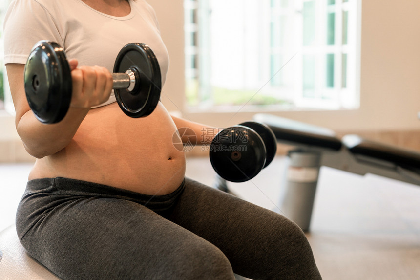 孕妇在健身房举哑铃图片