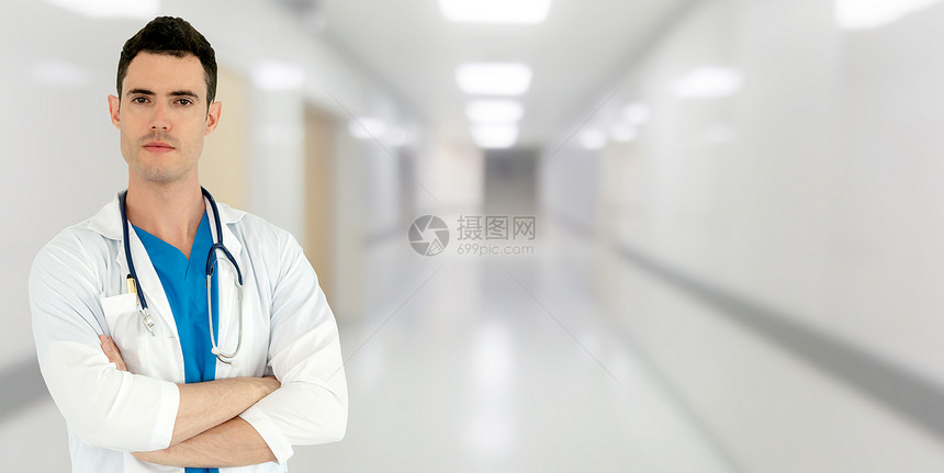在医院工作的男药剂师图片