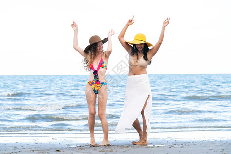 女子在沙滩上跳舞图片