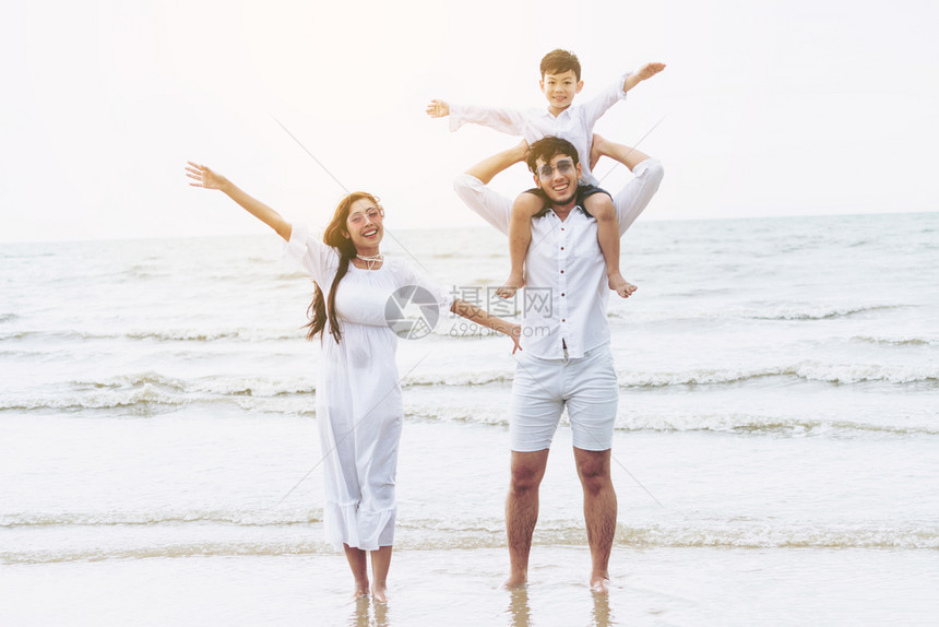 快乐的家庭在海边度假图片