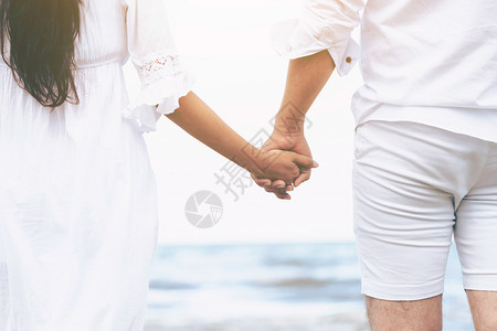 情侣在沙滩上约会图片