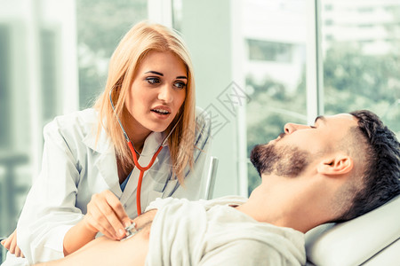 女医生正在给男病人做检查图片