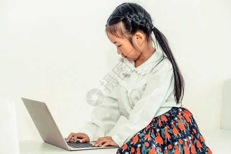 可爱的小女孩在使用电脑学习新的知识图片