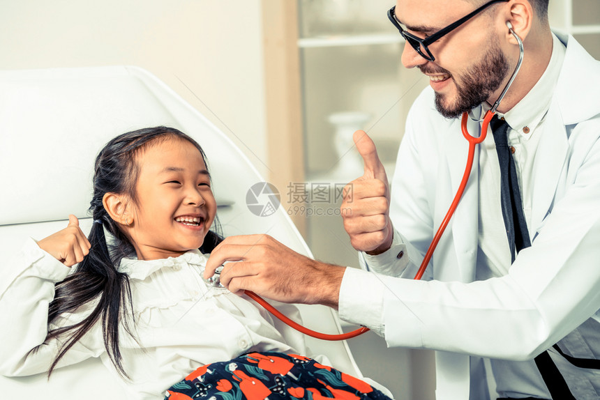 儿童保健医生在医院里给小孩检查图片