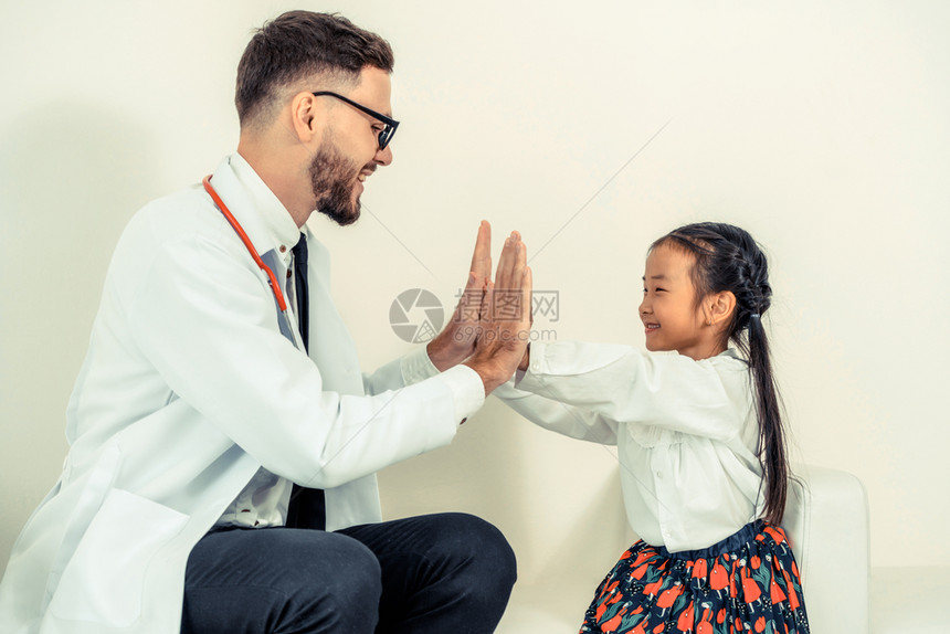 医院办公室医生与孩子愉快的玩耍图片