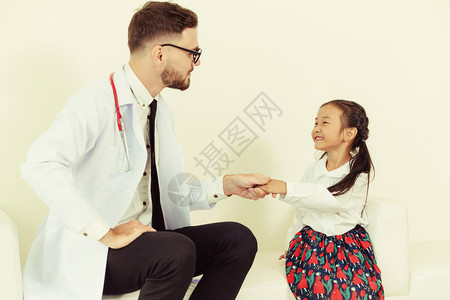 医生和小孩愉快的握手图片