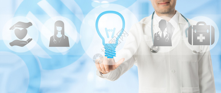 医疗创新概念灯具或泡图标上的医生点数和其他显示医生病人护理和医学研究象征的蓝色抽背景医学图标背景图片