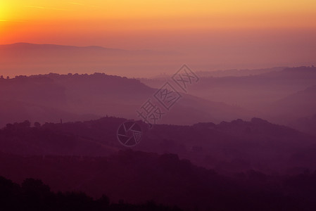 美丽的日出在夏天清晨俯视着山地景观图片