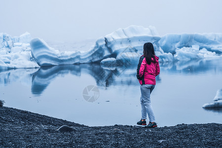 女探险家在著名的北冰洋公园探险图片