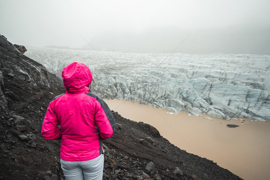 女旅行者在瓦特纳乔库尔公园斯瓦纳霍库尔冰河湖图片