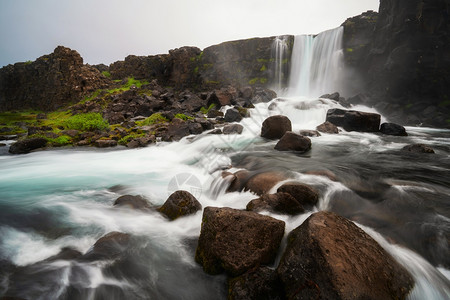冰岛金圆环路边的小瀑布图片