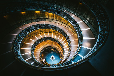 著名的意大利博物馆的双螺旋楼梯背景图片