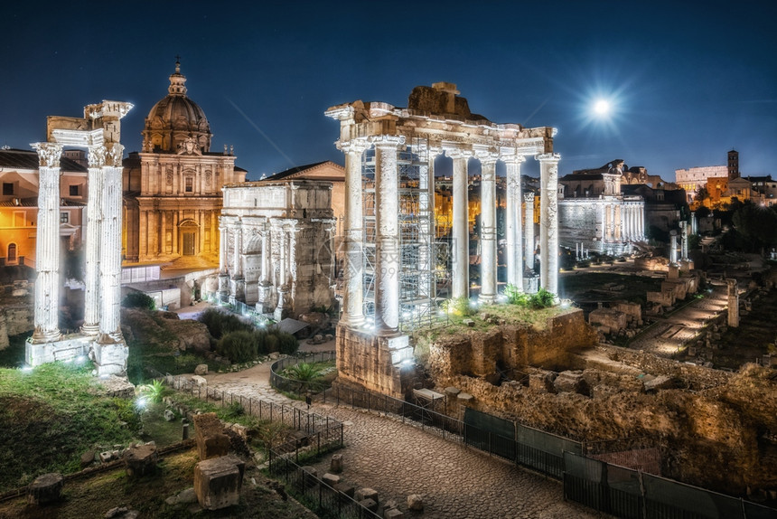 夜幕下的罗马论坛景观图片