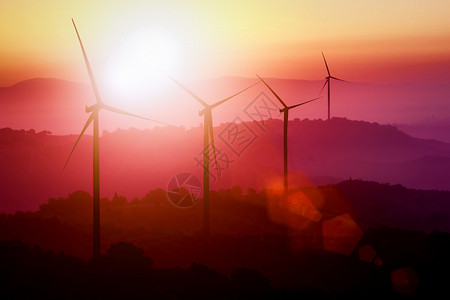 日落时山上风力涡轮机的廓可再生清洁能源概念和风能可持续发展业务概念图片