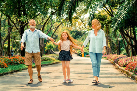 快乐的幸福家庭在夏天公园的路上一起走图片
