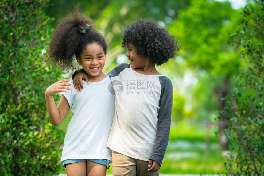 公园里快乐的两个非洲小孩一起在花园里图片