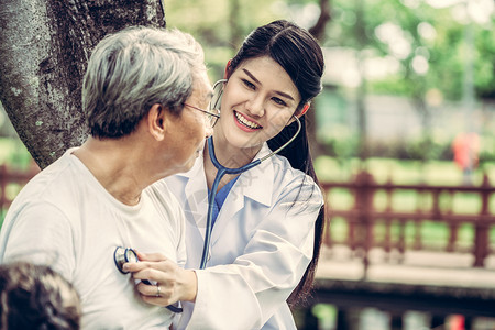 在医院花园照顾老人的医生医疗保健业务图片