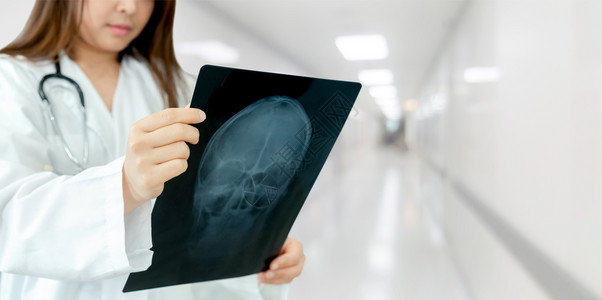 女医生或外科在院检查病人的x光图象医疗保健和卫生服务图片