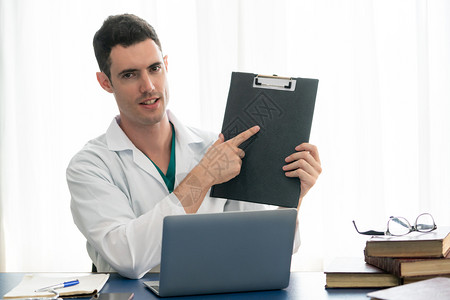 在医院工作的年轻男医生医疗保健和工作人员服务图片