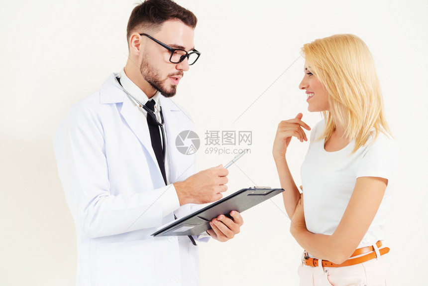 男医生在办公室与女病人交谈图片