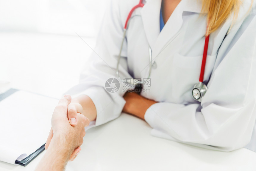 女医生在院的办公室保健和医疗服务职业中与男病人握手图片