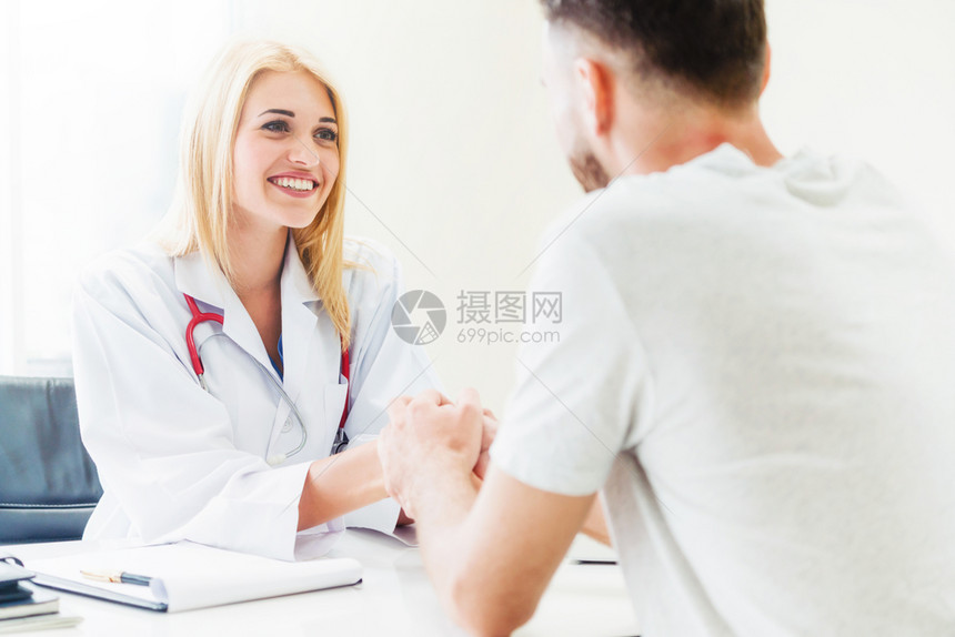 女医生在院的办公室保健和医疗服务职业中与男病人握手图片